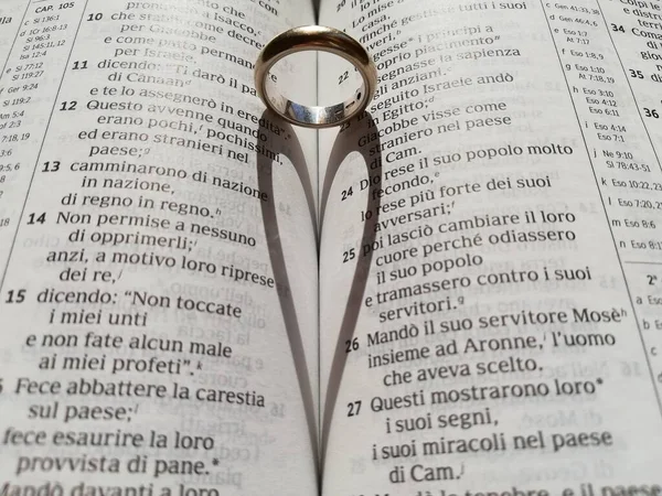 Anillo Bodas Una Biblia Abierta Con Una Sombra Que Parece — Foto de Stock