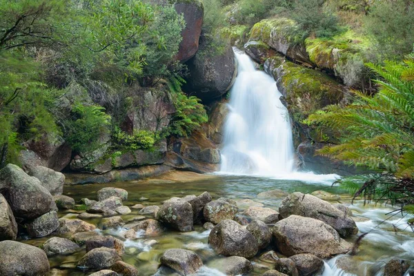 Una Hermosa Toma Una Cascada Que Fluye Cerca Muchas Rocas — Foto de Stock