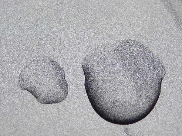 Een Close Shot Van Waterdruppels Een Grijs Oppervlak — Stockfoto