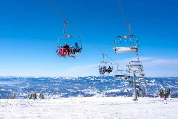 Plan Faible Angle Des Skieurs Sur Téléski Dans Une Station — Photo