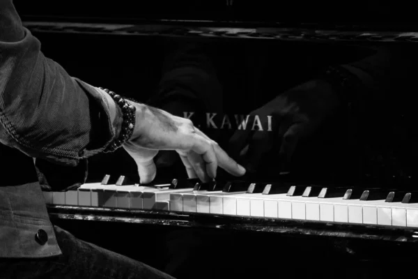 Barcelona España Mayo 2016 Las Manos Del Cantante Tocando Piano — Foto de Stock