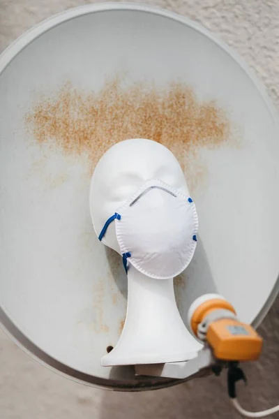 안테나 의료용 마스크를 코로나 바이러스 연주회 — 스톡 사진