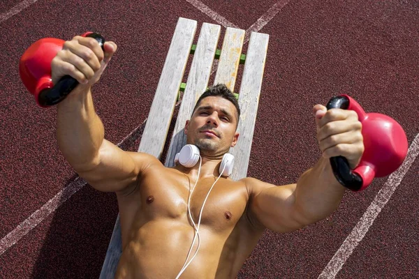 Jovem Homem Musculoso Caucasiano Trabalhando Com Halteres — Fotografia de Stock