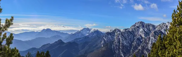 Een Panoramische Opname Van Een Prachtig Landschap Van Besneeuwde Bergen — Stockfoto