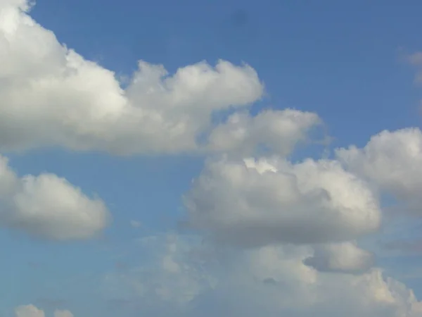 Uma Bela Paisagem Vapor Água Condensando Nuvens Céu Azul — Fotografia de Stock