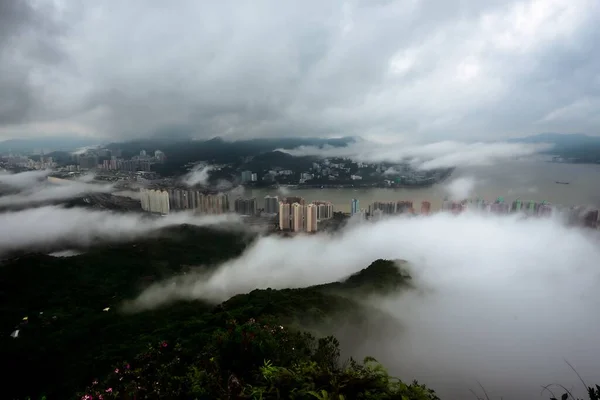香港城市在云彩中迷人的空中景观 — 图库照片