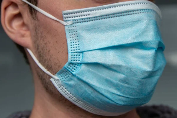 Primo Piano Uomo Che Indossa Una Maschera Protezione Contro Coronavirus — Foto Stock
