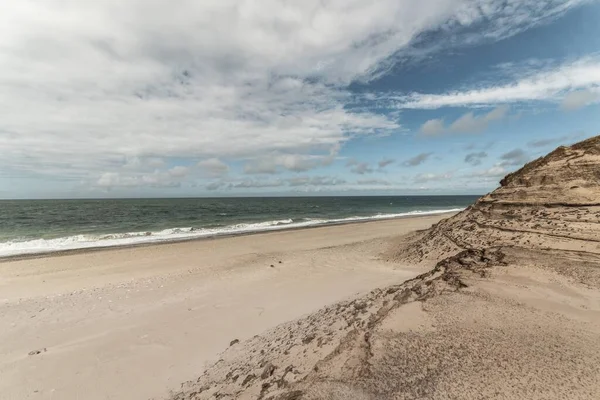Маленький Пагорб Пляжі Під Небом Повний Хмар — стокове фото
