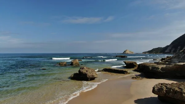 Paisaje Soleado Una Playa Rocosa Sobre Fondo Azul Del Cielo — Foto de Stock