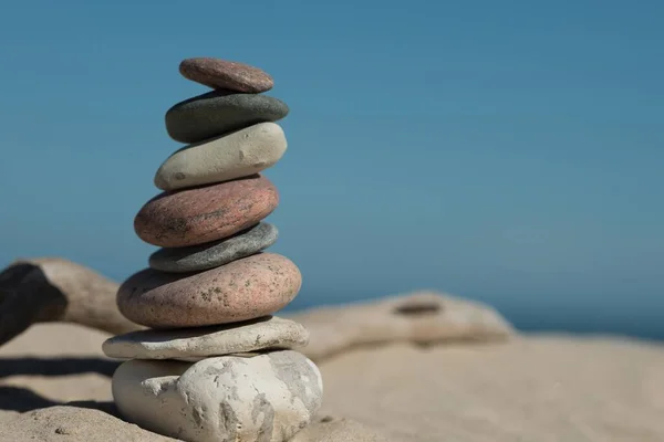 Rocce Perfettamente Equilibrio Una Sull Altra Sulla Sabbia Mostrando Concetto — Foto Stock