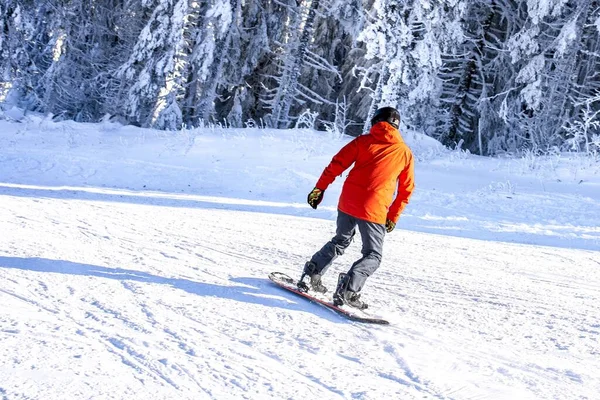 Het Achteraanzicht Van Een Snowboarder Die Skipiste Bergen Rijdt — Stockfoto