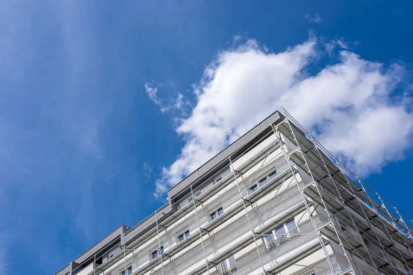 Low Angle Shot Tall Building Cloudy Sky — Stock Photo, Image