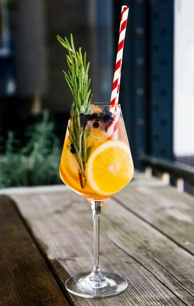 Plan Vertical Cocktail Agrumes Tropicaux Sur Une Table Bois — Photo