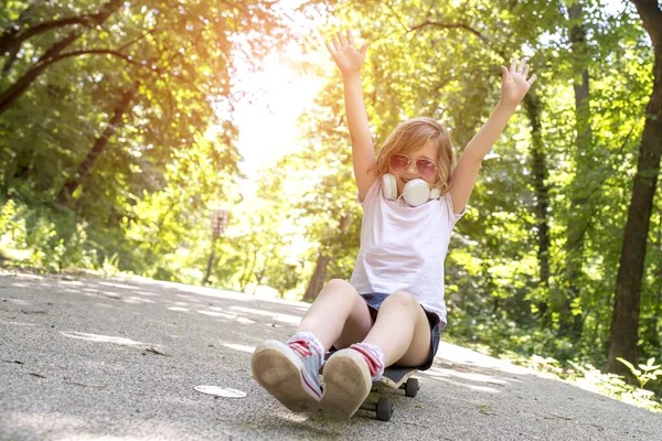 Garoto Feliz Com Fones Ouvido Óculos Sol Sentado Skate Parque — Fotografia de Stock