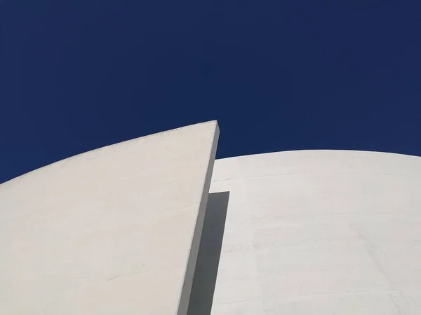 Low Angle Shot Modern Architectural Building Blue Sky Background — Stock Photo, Image