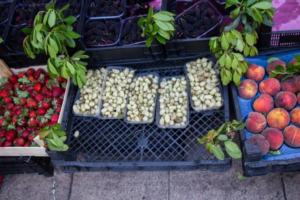 Plano Superior Frutas Bien Colocado Cajas Separadas Para Compras —  Fotos de Stock