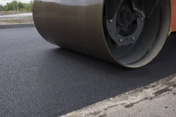 Gündüz Vakti Asfaltta Bir Yol Silindirinin Yakın Çekimi — Stok fotoğraf