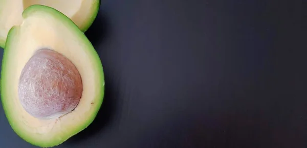 Спелый Авокадо Черном Фоне — стоковое фото