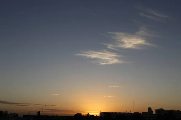 Uno Scenario Affascinante Del Tramonto Luminoso Scenografico Sulla Città — Foto Stock