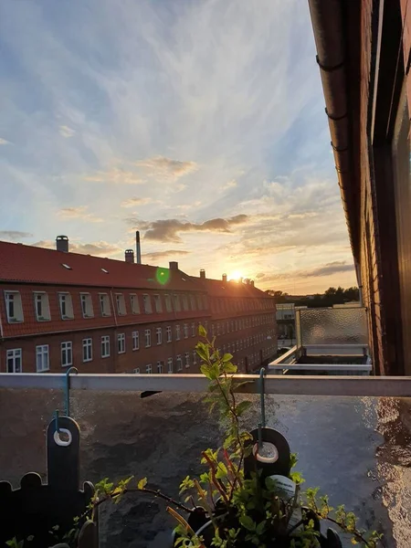 Eine Vertikale Aufnahme Eines Blicks Vom Balkon Während Des Sonnenaufgangs — Stockfoto
