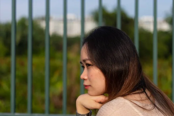 Attraktiv Asiatisk Ung Kvinna Med Långt Hår Bär Vit Klänning — Stockfoto