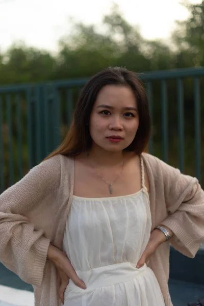 Uzun Saçlı Ceketli Beyaz Elbiseli Çekici Bir Asyalı Kadın Metal — Stok fotoğraf