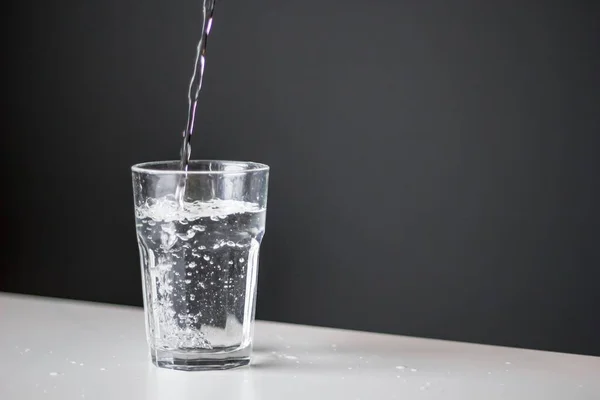 Eine Nahaufnahme Wasser Ein Glas Auf Einem Tisch Vor Schwarzem — Stockfoto