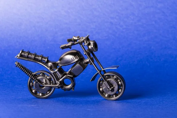 Modelo Metal Caseiro Brinquedo Esportes Motocicleta Fundo Azul — Fotografia de Stock