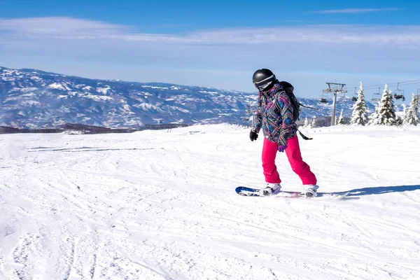 Snowboardeur Descend Colline Avec Téléski Arrière Plan — Photo