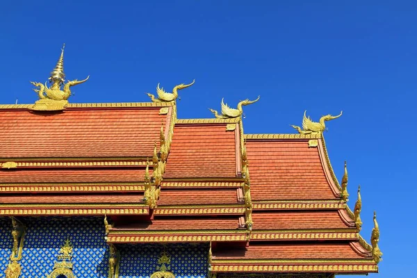 Dach Wat Rong Seur Ten Mueang Tajlandii Ozdobiony Złotymi Smokami — Zdjęcie stockowe