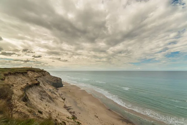 Die Wellen Des Ozeans Strand Unter Dem Himmel Voller Wolken — Stockfoto