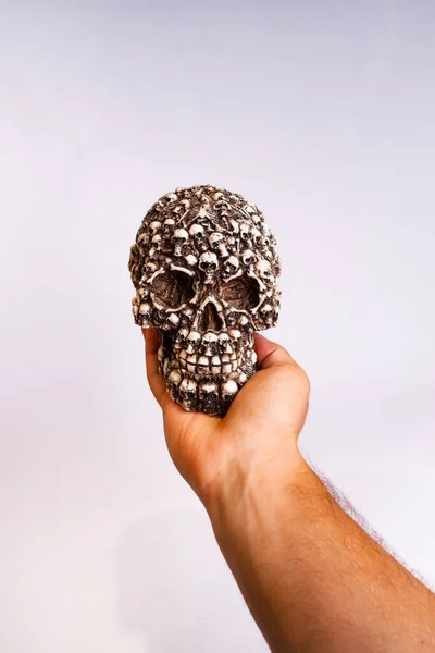 Eine Vertikale Aufnahme Einer Männlichen Hand Mit Einem Dekorativen Schädel — Stockfoto