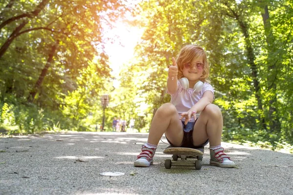 Glad Grabb Med Hörlurar Och Solglasögon Sitter Skateboard Park — Stockfoto