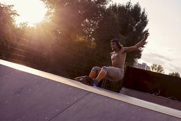 Jovem Homem Andar Skate Num Parque Rodeado Por Árvores Sob — Fotografia de Stock