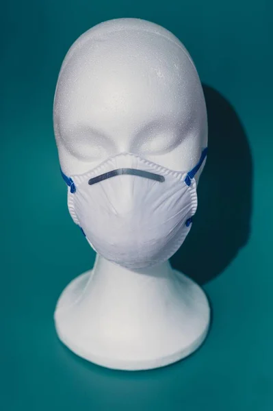 Vit Skyltdocka Huvud Bär Medicinsk Mask Konserten Coronavirus — Stockfoto