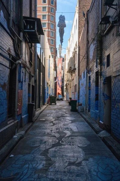 Plano Vertical Una Calle Estrecha Con Papeleras Entre Edificios —  Fotos de Stock