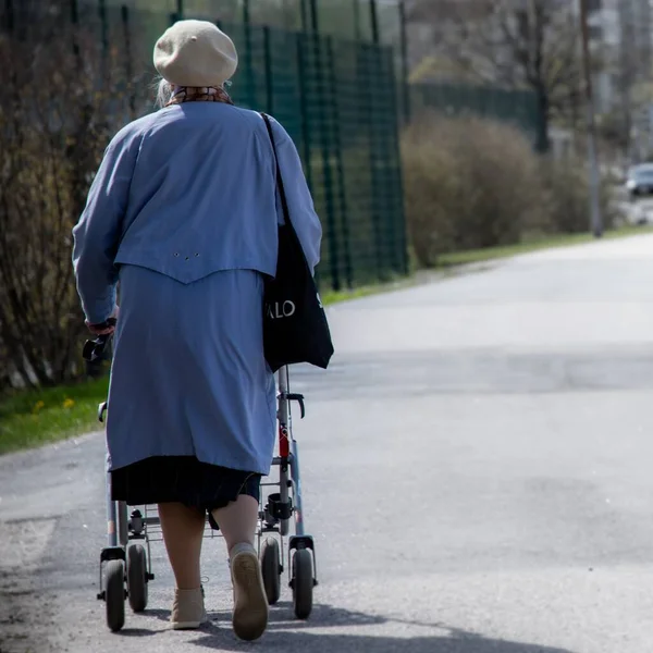 Starší Žena Která Chodí Sama Ulici Používá Chodítko — Stock fotografie