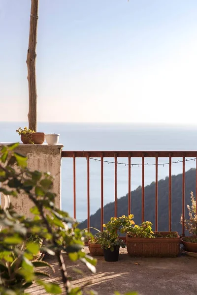 Вертикальный Снимок Террасы Балконом Растениями Видом Море Италии — стоковое фото