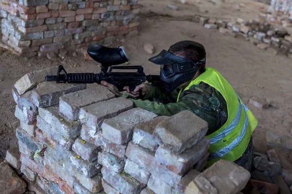 Person Mask Som Spelar Paintball Övergiven Byggnad Ljuset — Stockfoto