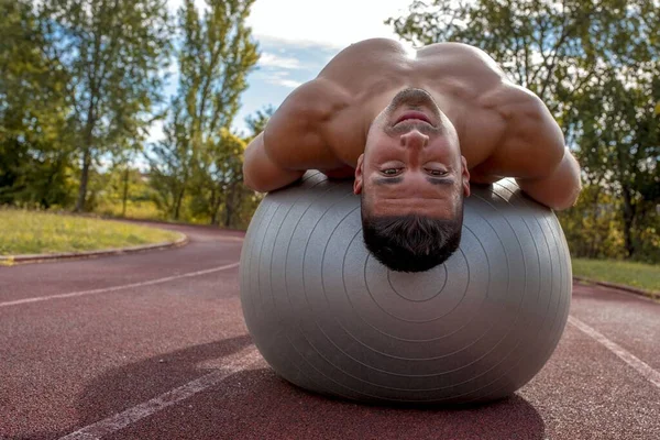 Homem Fitness Sem Camisa Muscular Caucasiano Exercitando Com Bola Fitness — Fotografia de Stock