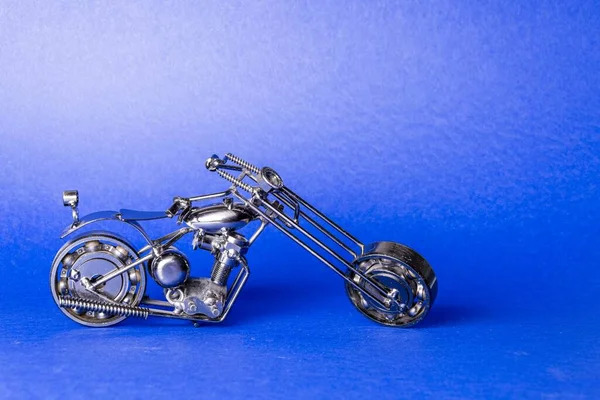 Σπιτικό Μεταλλικό Μοντέλο Παιχνίδι Ελικόπτερο Ποδήλατο Δρόμου Στέκεται Ένα Μπλε — Φωτογραφία Αρχείου