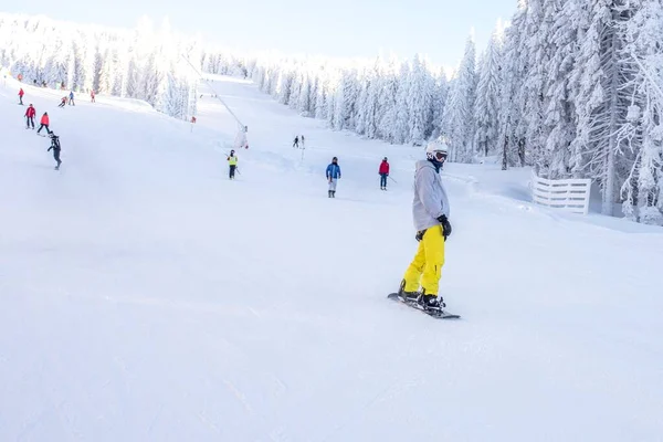 Människorna Skidåkning Och Snowboard Fjällskidort — Stockfoto