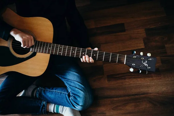 기타를 바닥에 — 스톡 사진