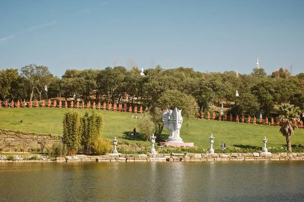 Bacalhoa Buddha Eden Asijský Styl Zahrada Sochami Jezera Portugalsku — Stock fotografie