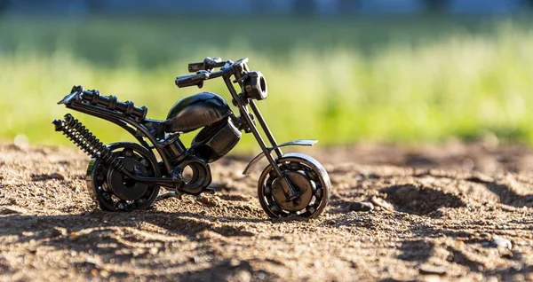 Domowej Roboty Model Metalowy Sportowa Zabawka Motocyklowa Stoi Chodniku Abstrakcyjnym — Zdjęcie stockowe