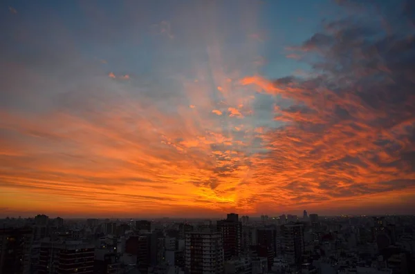 Een Prachtige Oranje Zonsondergang Boven Stadsgebouwen — Stockfoto