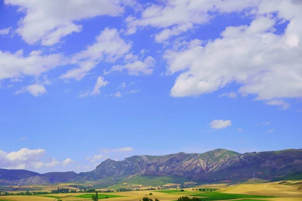 Amplio Ángulo Las Montañas Bajo Cielo Lleno Nubes —  Fotos de Stock