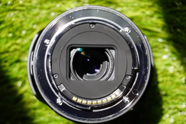 Uma Imagem Aérea Uma Lente Câmera Preta Superfície Verde — Fotografia de Stock