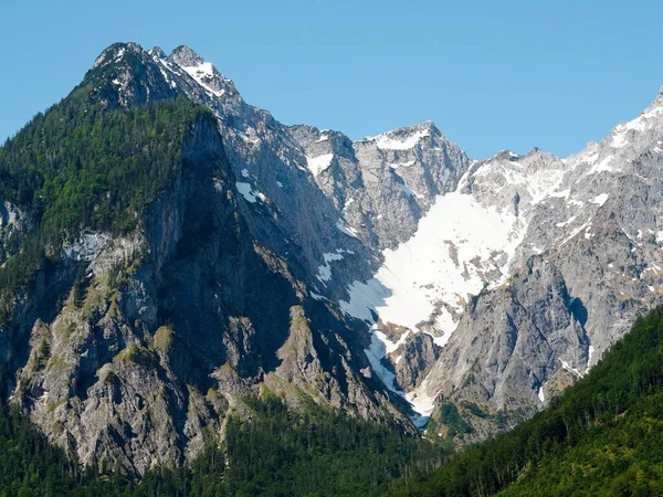 Karla Kaplı Yüksek Kayalık Dağlarla Kaplı Güzel Bir Manzara — Stok fotoğraf