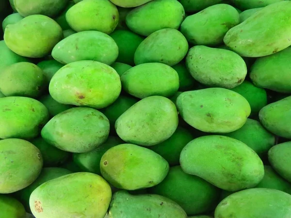 Marketteki Sulu Olgun Yeşil Mangolar — Stok fotoğraf